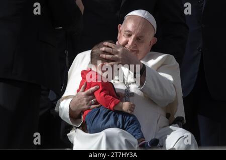 vatikanstadt, Vatikan, 15. November 2023. Papst Franziskus während seiner wöchentlichen Generalaudienz in St. Peters Platz im Vatikan. v Stockfoto