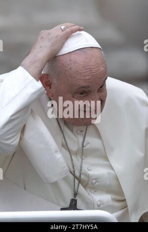 vatikanstadt, Vatikan, 15. November 2023. Papst Franziskus während seiner wöchentlichen Generalaudienz in St. Peters Platz im Vatikan. v Stockfoto