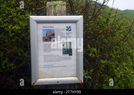 National Trust Information Board für Doyden Castle am Doydon Point in der Nähe von Port Quin am South West Coastal Path in Cornwall, England. UK Stockfoto