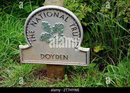 National Trust Sign für Doyden Castle am Doydon Point A Rocky Headland in der Nähe von Port Quin am South West Coastal Path in Cornwall, England. UK Stockfoto