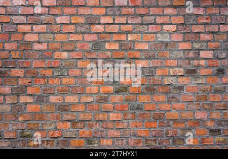Alte rustikale Ziegelmauer aus roten Ziegeln. Hintergrund. Stockfoto