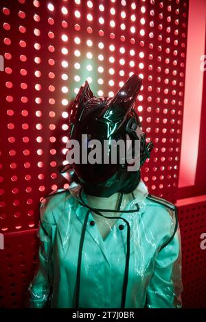 Vertikales Porträt einer anonymen Person mit futuristischer Robotermaske im Sci fi-Stil Stockfoto