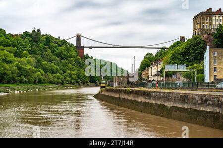 Blick auf Brunels Clifton Suspension Bridge (1864) über die River Avon Schlucht, von der Hafeneingangsschleuse aus gesehen, Bristol, England, Großbritannien. Stockfoto