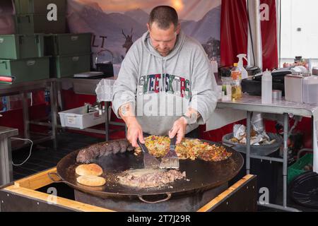 Bergen, Norwegen - 22. Juni 2023: Auf dem Fischmarkt im Freien werden Meeresfrüchte, Obst und Gemüse verkauft. Es ist ein bezaubernder Ort, um im Herzen der Stadt i zu essen Stockfoto