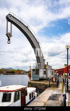 Der letzte erhaltene Fairbairn-Dampfkran (1878), der in Betrieb war, an der Wapping Railway Wharf, Bristol Floating Harbour. Bristol, England, Großbritannien. Stockfoto