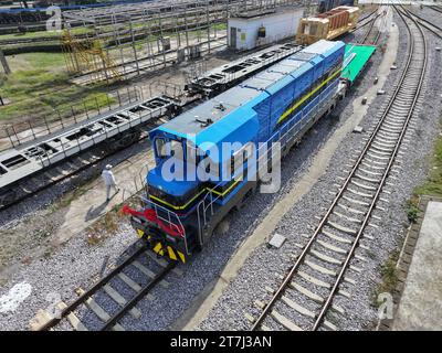 Zhuzhou. November 2023. Dieses Luftbild, das am 16. November 2023 aufgenommen wurde, zeigt eine Lokomotive bei der CRRC Zhuzhou Locomotive Co., Ltd. In Zhuzhou, zentralchinesischer Provinz Hunan. Chinas erste neu gebaute Hochleistungs-Elektro-Rangierlokomotive Chinas rollte am Donnerstag vom Band. Mit einer maximalen Zugleistung von 1.500 kW ist diese Lokomotive für industrielle Anwender in Branchen wie Metallurgie, Hafenbetrieb, Elektrizität, Petrochemie und Bergbau konzipiert. Quelle: Chen Zeguo/Xinhua/Alamy Live News Stockfoto