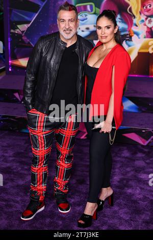 Hollywood, Usa. November 2023. HOLLYWOOD, LOS ANGELES, KALIFORNIEN, USA – 15. NOVEMBER: Joey Fatone und Freundin Izabel Araujo kommen am 15. November 2023 in Hollywood, Los Angeles, Kalifornien, zur Los Angeles Special Screening von DreamWorks Animation and Universal Pictures' Trolls Band Together im TCL Chinese Theatre IMAX. (Foto: Xavier Collin/Image Press Agency) Credit: Image Press Agency/Alamy Live News Stockfoto