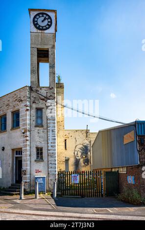 Girl with a Pierced Ohr drum (Mädchen mit einem durchbohrten Trommelfell) ist ein Wandgemälde des Straßenkünstlers Banksy aus dem Jahr 2014. Spike Island, Bristol, England, Großbritannien. Stockfoto