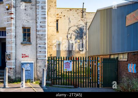 Girl with a Pierced Ohr drum (Mädchen mit einem durchbohrten Trommelfell) ist ein Wandgemälde des Straßenkünstlers Banksy aus dem Jahr 2014. Spike Island, Bristol, England, Großbritannien. Stockfoto