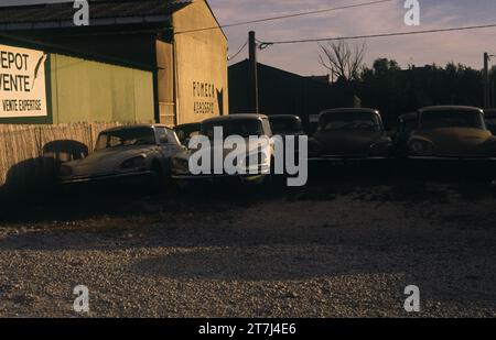 DS CITROËN GARAGE AUF DER N-6 - FRANZÖSISCHE OLDTIMER - FARBDIAFILM © FOTOGRAFIE : F.BEAUMONT Stockfoto