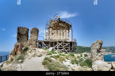 Nahaufnahme der Ruinen der genuesischen Festung Cembalo in Balaklava, Sewastopol, Krim. Stockfoto