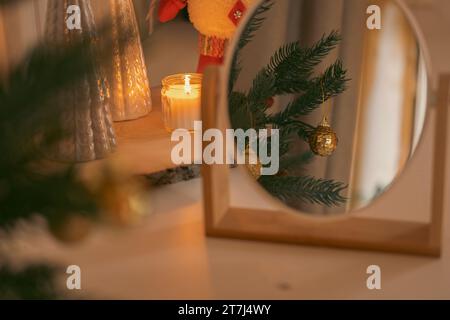 Wunderschöner und dekorierter Weihnachtsbaum im Spiegel. Weihnachtsstimmung. Tolles Foto für Grußkarte. Boho Skandinavisches Design. Schließen Stockfoto