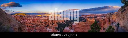 Dies ist ein etwa 150°-Panorama des Sonnenuntergangs am Sunset Point, Bryce Canyon, Utah, aufgenommen, als das letzte Licht der Sonne die Ferne erleuchtete Stockfoto