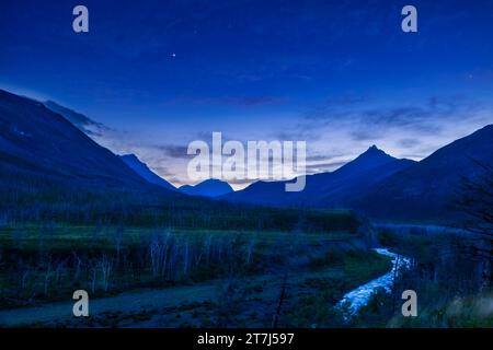 Venus als heller Abendstar über dem Blakiston Valley und Creek im Waterton Lakes National Park, 29. Mai 2023. Über der Venus befinden sich die Sterne Pollux und Stockfoto