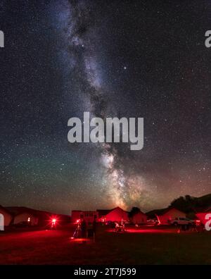 Ein Panorama der Sommermilchstraße von Sagittarius bis Cepheus, über die Southern Alberta Star Party, 13. September 2023. Die Star-Party findet in statt Stockfoto