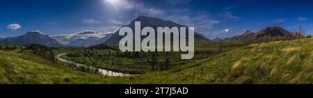 Das Blakiston Valley im Waterton Lakes National Park in Alberta, Kanada, in einem Panorama, das bei Mondschein am 29. Mai 2023 aufgenommen wurde. Die Beleuchtung erfolgt vom Stockfoto