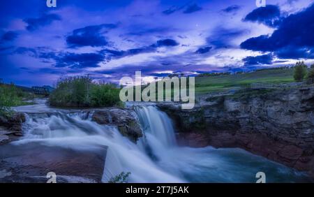 Venus in der Abenddämmerung über den Lundbreck Falls am Crowsnest River, nahe Pincher Creek, Alberta am 28. Mai 2023. Dies ist ein zweigeteilter Horizont Stockfoto