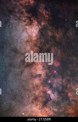 Dies umrahmt die reiche Sammlung von Sternwolken und Nebeln entlang der Milchstraße vom nördlichen Sagittarius unten bis zum Scutum oben. Es enthält zwei Stockfoto