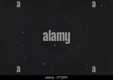 Dies ist ein Rahmen der zentralen Region der nördlichen Frühlingskonstellation Canes Venatici, einschließlich seiner beiden hellsten Sterne, dem Doppelstern Cor Stockfoto