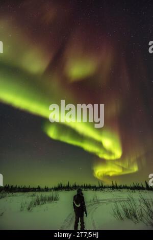 Ein aurora Selfie unter dem Bogen der Nordlichter am 22. Februar 2023 auf dem Weg vor dem Churchill Northern Studies Centre in Churchill, Ma Stockfoto