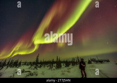 Ein Selfie der aurora unter dem Polarlichter am 22. Februar 2023 auf der Rocket Range Road vor dem Churchill Northern Studies Centre in C Stockfoto