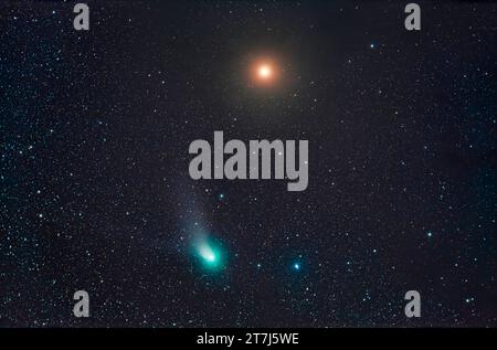 Der berüchtigte 'Grüne' Komet C/2022 E3 (ZTF), der in der Nacht vom 11. Februar 2023 am rötlichen Mars vorbeizieht, mit beiden im Sternbild Stier. Der Komet wa Stockfoto