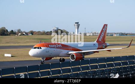 EasyJet Airbus A320-214 am Flughafen Birmingham, Großbritannien (OE-IZJ) Stockfoto