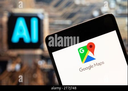 China. November 2023. In dieser Fotoabbildung, der von Google entwickelten Website und App des Web-Mapping-Dienstes, wird das Google Maps-Logo auf einem Smartphone mit einem Chip für künstliche Intelligenz (KI) und einem Symbol im Hintergrund angezeigt. (Foto von Budrul Chukrut/SOPA Images/SIPA USA) *** ausschließlich für redaktionelle Nachrichten *** Credit: SIPA USA/Alamy Live News Stockfoto