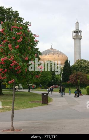 London, England - 6. Mai 2007: Menschen gehen im Regent's Park in der Nähe der London Central Mosque. Stockfoto