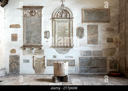 Grabsteine im Portikus der Kirche San Marco Evangelista al Campidoglio, Rom, Italien Stockfoto