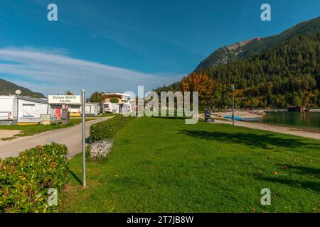 Alpinkarawanenplatz in der Mall-Stadt und beliebter Ferienort Achenkirch am Achensee Tirol, Österreich, Europa Stockfoto