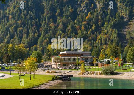 Alpinkarawanenplatz in der Mall-Stadt und beliebter Ferienort Achenkirch am Achensee Tirol, Österreich, Europa Stockfoto