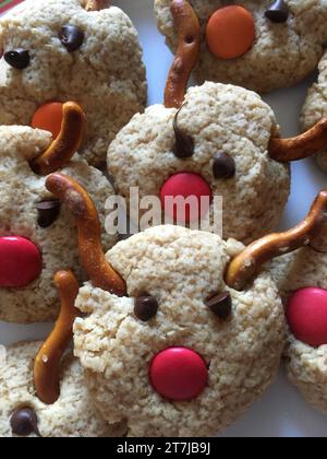 Süße der Weihnachtsfeier: Entzückende Weihnachtsplätzchen in bezaubernden Rentierformen, die Ihren Urlaubsgenüssen einen festlichen Beifall verleihen. Stockfoto