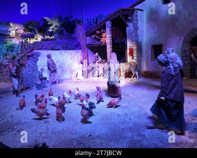 Handgefertigte Figuren von Jesus, Maria und Joseph bezaubern die Zuschauer in dieser ehrfurchtvollen Darstellung der Weihnachtskrippe. Stockfoto