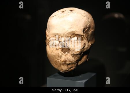 Verputzte menschliche Schädel. Menschlicher Schädel bedeckt mit abgetragenem Gips, mit Augenhöhlen mit einfachen Muscheln besetzt Tell es-Sultan, Jericho, ca. 9000 v. Chr. Neolithikum Stockfoto