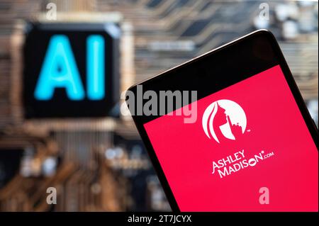 China. November 2023. In dieser Foto-Illustration vermarktete der kanadische Online-Dating-Service und Social Networking-Service an verheiratete Menschen das Ashley Madison-Logo, das auf einem Smartphone mit einem künstlichen Intelligenz (KI)-Chip und -Symbol im Hintergrund zu sehen ist. Quelle: SOPA Images Limited/Alamy Live News Stockfoto