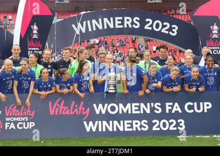 Das Chelsea Women's Team feiert mit dem Pokal nach dem Sieg im Finale des FA Cup der Frauen, Chelsea Women FC gegen Manchester United Women, Wembley Stadium, 14. Mai 2023 Stockfoto