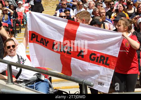 Die Fans halten die Flagge von St. George mit dem Slogan Play like a gir vor dem Finale des FA-Cups der Frauen, Chelsea Women FC gegen Manchester United, Wembley Stadium, 14. Mai 2023 Stockfoto