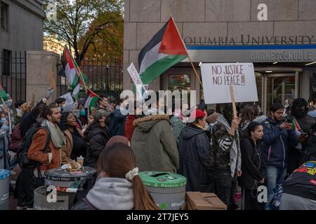 Manhattan, Usa. November 2023. Demonstranten laufen vorbei am Buchladen der Columbia University, Alfred Lerner Hall mit einem Plakat mit der Aufschrift „No Justice!!! Kein Frieden!!“ Während der Vorführung. Studenten der Columbia University demonstrieren gegen die Aussetzung zweier pro-palästinensischer Studentengruppen, SJP und JVP durch die Regierung. (Foto: Derek French/SOPA Images/SIPA USA) Credit: SIPA USA/Alamy Live News Stockfoto