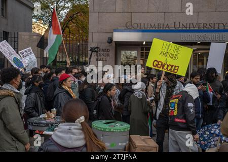 Manhattan, Usa. November 2023. Die Studenten gehen an der Columbia University Bookstore, Alfred Lerner Hall vorbei, auf der während der Demonstration ein Plakat mit der Aufschrift „End the Apartheid & Genocide“ steht. Studenten der Columbia University demonstrieren gegen die Aussetzung zweier pro-palästinensischer Studentengruppen, SJP und JVP durch die Regierung. Quelle: SOPA Images Limited/Alamy Live News Stockfoto
