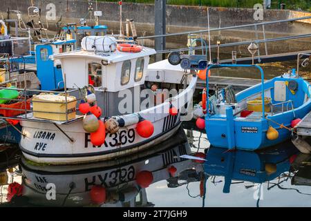Stern-Detail über vertäute Fischerboote und Reflektionen in Sutton Harbour, Plymouth Stockfoto