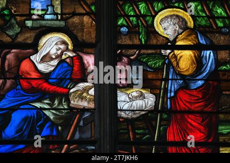 Buntglas mit einer Szene der Geburt Jesu Christi in einer Kirche Stockfoto