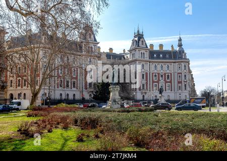 BUDAPEST, UNGARN - 13. MÄRZ 2023: Dies ist ein Fragment des Kodaly-Korond-Platzes auf der Andrassy-Avenue, umgeben von halbrunden alten Häusern. Stockfoto