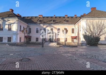 MUKATSCHEWO, UKRAINE - 17. MÄRZ 2023: Dies ist die ehemalige Residenz der Fürsten der Siebenbürgischen Rakoczi-Dynastie, die derzeit eine Kunst beherbergt Stockfoto