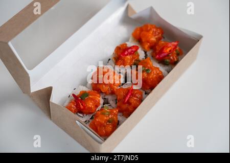 Bastelbox mit Rollen auf einem weißen Tisch. Stockfoto