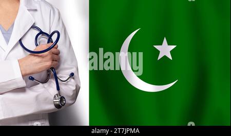 Pakistanische Medizin und Gesundheitskonzept. Doktor Nahaufnahme vor der Flagge Pakistans Hintergrund Stockfoto