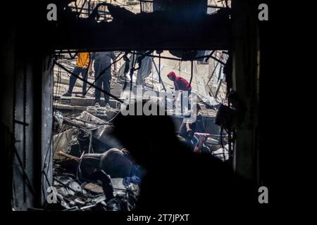 Gaza, Palästina. November 2023. Palästinenser untersuchen die Zerstörung nach der israelischen Bombardierung von Khan Yunis im südlichen Gazastreifen. Tausende von Zivilisten, sowohl Palästinenser als auch Israelis, sind seit dem 7. Oktober 2023 gestorben, nachdem palästinensische Hamas-Militante im Gazastreifen in den Süden Israels einmarschierten, bei einem beispiellosen Angriff, der einen Krieg auslöste, den Israel gegen die Hamas mit Vergeltungsbomben auf Gaza erklärt hatte. (Foto: Ahmed Zakot/SOPA Images/SIPA USA) Credit: SIPA USA/Alamy Live News Stockfoto