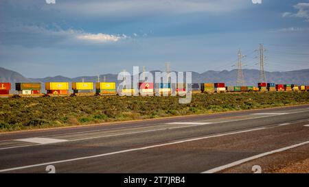 Port Augusta, Australien - Ein vorbeifahrender Güterzug Stockfoto