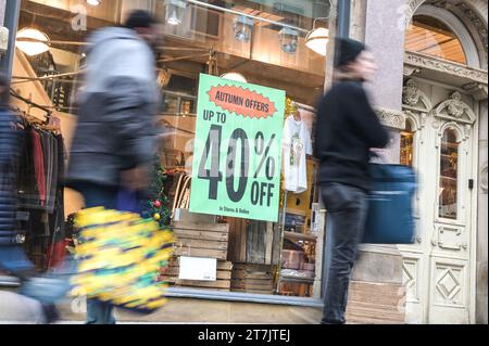 New Street, Birmingham 16. November 2023 - Verkauf von Plakaten in den Geschäften im Stadtzentrum von Birmingham im Vorfeld des Black Friday. PIC by Credit: Stop Press Media/Alamy Live News Stockfoto