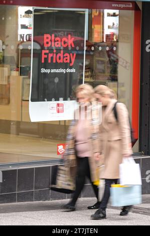 New Street, Birmingham 16. November 2023 - Verkauf von Plakaten in den Geschäften im Stadtzentrum von Birmingham im Vorfeld des Black Friday. PIC by Credit: Stop Press Media/Alamy Live News Stockfoto